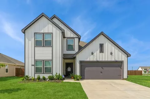 822 Amelia Ct, Pilot Point, TX 76258