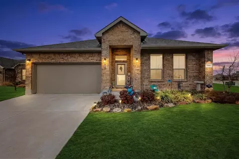 1601 Omaha Dr, Granbury, TX 76049