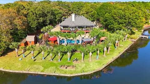 2910 Lakeshore Ct, Arlington, TX 76013