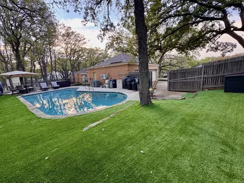 1205 Riverview Dr, Arlington, TX 76012