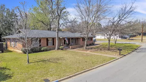 709 Hurstview Dr, Hurst, TX 76053