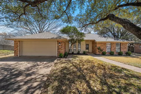 209 Hidden Meadow Dr, Hewitt, TX 76643