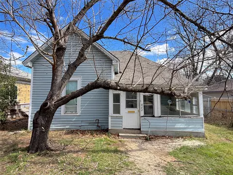 822 N Robinson St, Cleburne, TX 76031