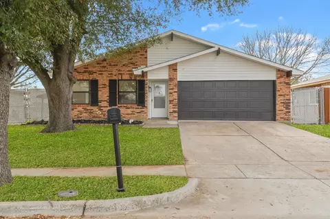 617 Parkvale Ln, Grand Prairie, TX 75052