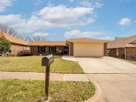 8236 Mark Ln, Watauga, TX 76148