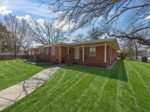115 W Commerce St, Henrietta, TX 76365