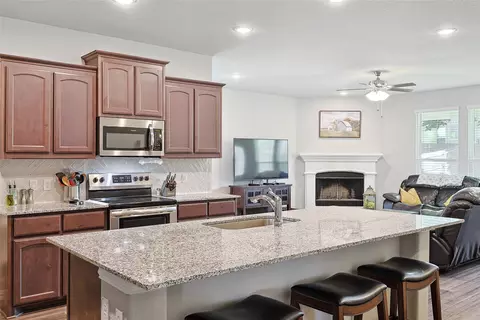 Kitchen - 808 Feather Edge, Springtown, TX 76082 photo 3 of 6