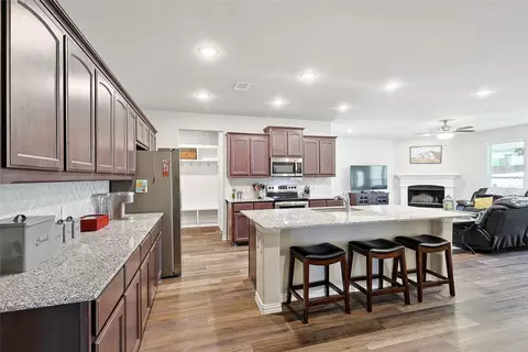 Kitchen - 808 Feather Edge, Springtown, TX 76082 photo 2 of 6
