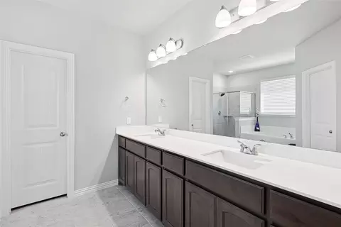 Bath - 808 Feather Edge, Springtown, TX 76082 photo 1 of 5