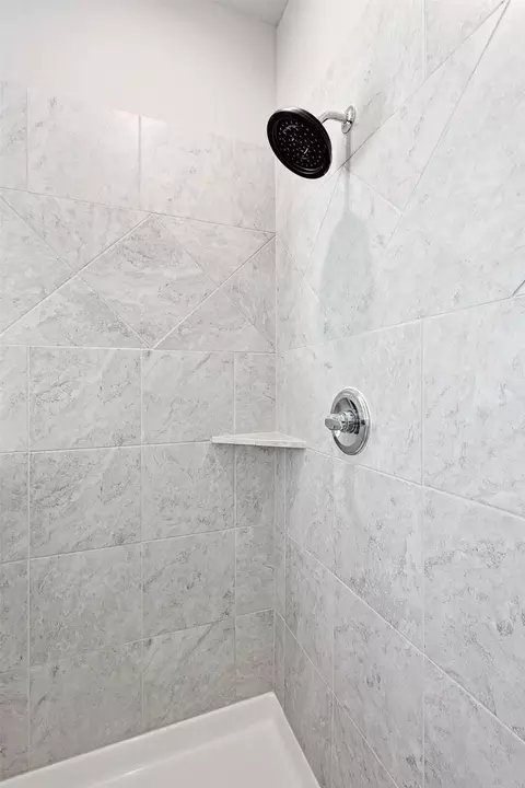 Bath - 808 Feather Edge, Springtown, TX 76082 photo 4 of 5
