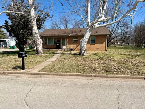 301 Sherman St, Nocona, TX 76255