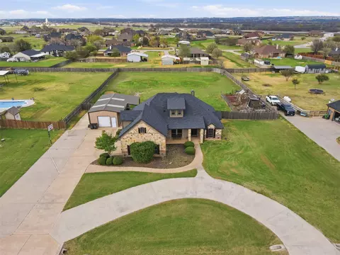 165 Canyon Dr, Decatur, TX 76234