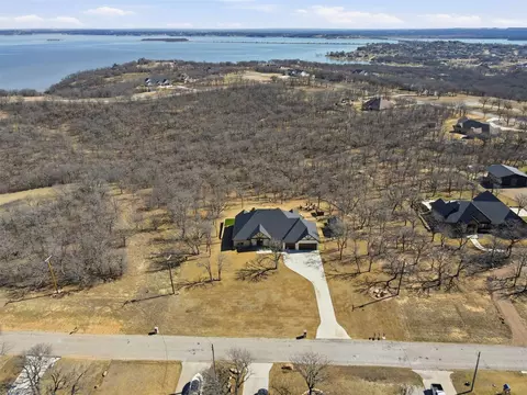 208 Shady Oaks Dr, Runaway Bay, TX 76426