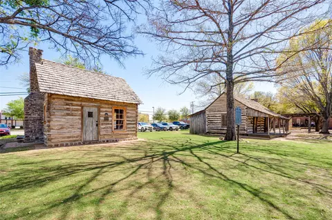 843 E Wall St, Grapevine, TX 76051 photo 10