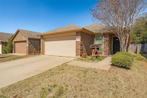1329 Briarwood Dr, Azle, TX 76020