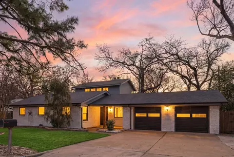 809 Cardinal Cir, Bedford, TX 76022
