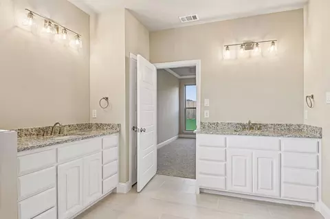Bath - 701 Broken Bow Ln, Cleburne, TX 76033 photo 5 of 9