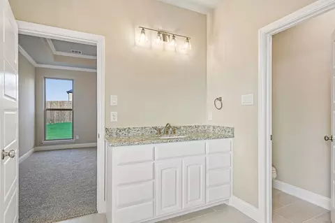 Bath - 701 Broken Bow Ln, Cleburne, TX 76033 photo 8 of 9