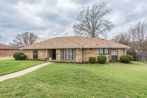 3102 Avon Dr, Arlington, TX 76015