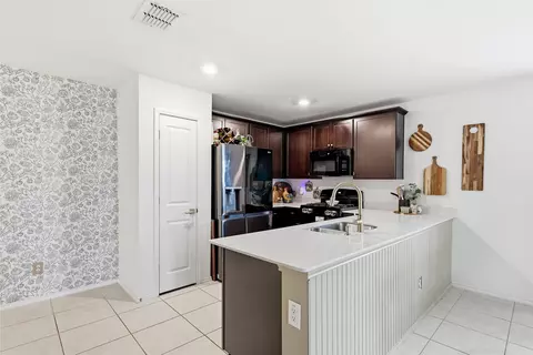 Kitchen - 312 Ranchito Pass, Haslet, TX 76052 photo 3 of 4