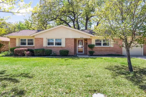 1702 Hendrix Dr, Irving, TX 75061