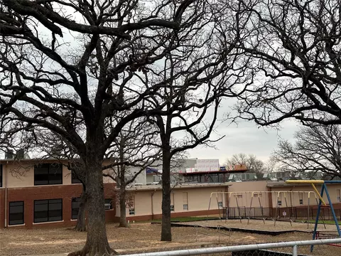 633 E Munson St, Denison, TX 75021 photo 2