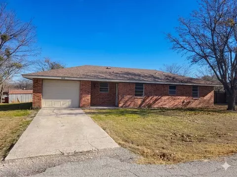 305 Sierra Vista Dr, Chico, TX 76431