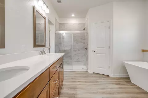 Bath - 130 Abbott Ave, Covington, TX 76636 photo 3 of 6