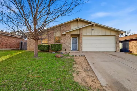 2704 Friarford Rd, Fort Worth, TX 76112