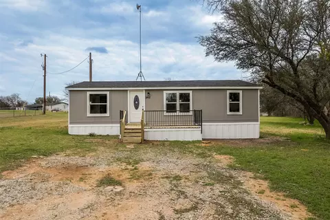 945 Walnut St, Azle, TX 76020
