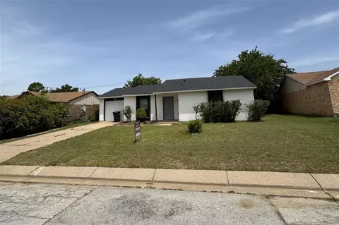 7005 Greenview Cir N, Fort Worth, TX 76120