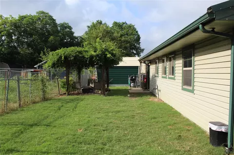 Exterior - 402 Cleveland St, Bailey, TX 75413 photo 3 of 4