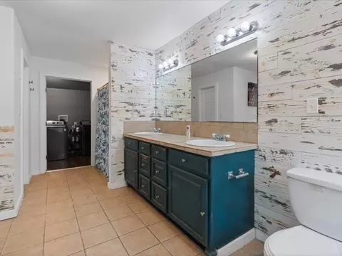 Bath - 809 E Adams St, Itasca, TX 76055 photo 4 of 4