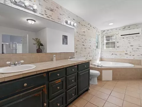 Bath - 809 E Adams St, Itasca, TX 76055 photo 3 of 4