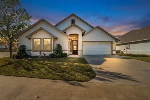 105 Easy St, Glen Rose, TX 76043