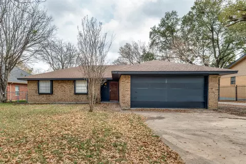 813 Green Pastures Dr, Cedar Hill, TX 75104