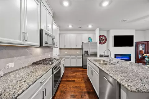 Kitchen - 329 Baker Dr, Plano, TX 75074 photo 2 of 2