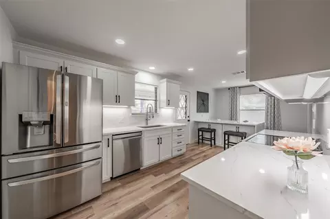 2528 Sunshine Ct, Bedford, TX 76021