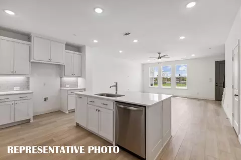 Kitchen - 1013 Splitrock Dr, Allen, TX 75013 photo 3 of 3