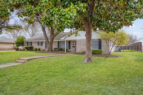 1910 Nancy Lea Dr, Bonham, TX 75418
