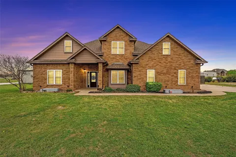 275 N Quail Run Dr, West, TX 76691