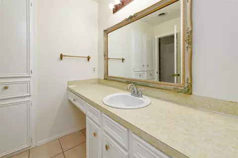 Bath - 4618 Bruce Dr, Abilene, TX 79606 photo 2 of 3