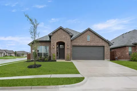 930 Madeline Ln, Cleburne, TX 76033