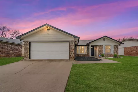 3808 Glengate Dr, Arlington, TX 76016