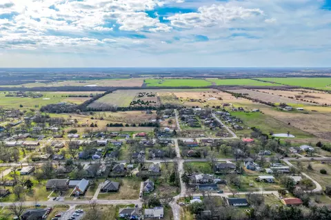 215 N 4th St, Celeste, TX 75423