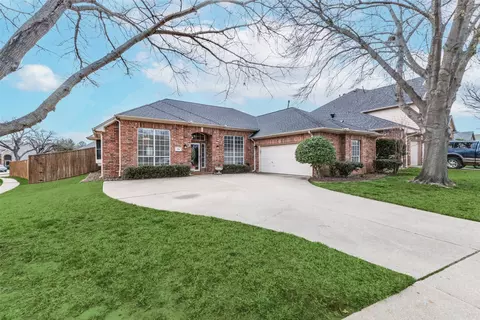 2106 Fair Oaks Cir, Corinth, TX 76210
