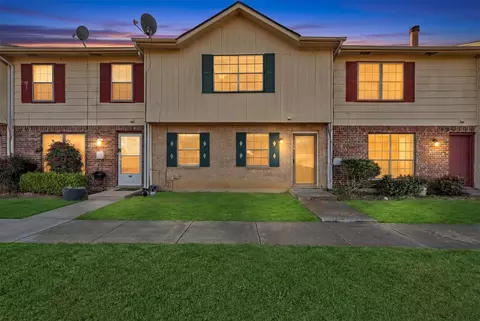 18 E Mountain Ln, Grand Prairie, TX 75052