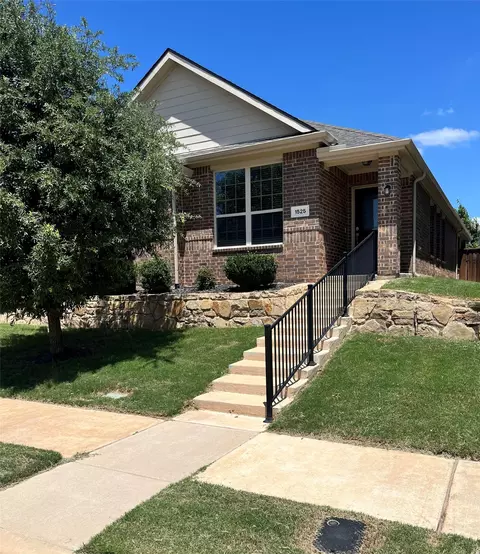 1525 Acmite Ave, Cross Roads, TX 76227