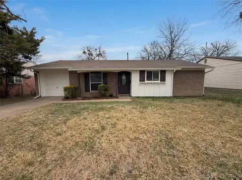 208 Summercrest Blvd, Burleson, TX 76028