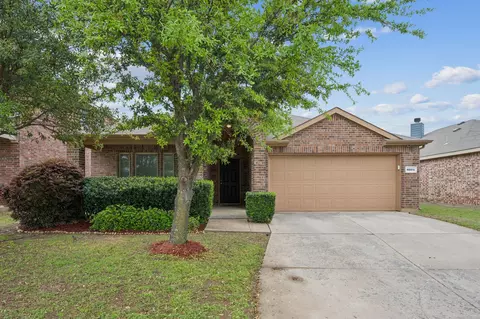 8904 Whirlwind Trl, Aubrey, TX 76227
